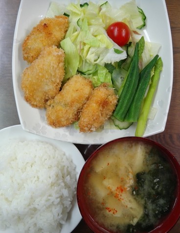 コメショウ　今日のお昼ごはん　ごはん　味噌汁　豚肉の大葉巻フライ　サラダ