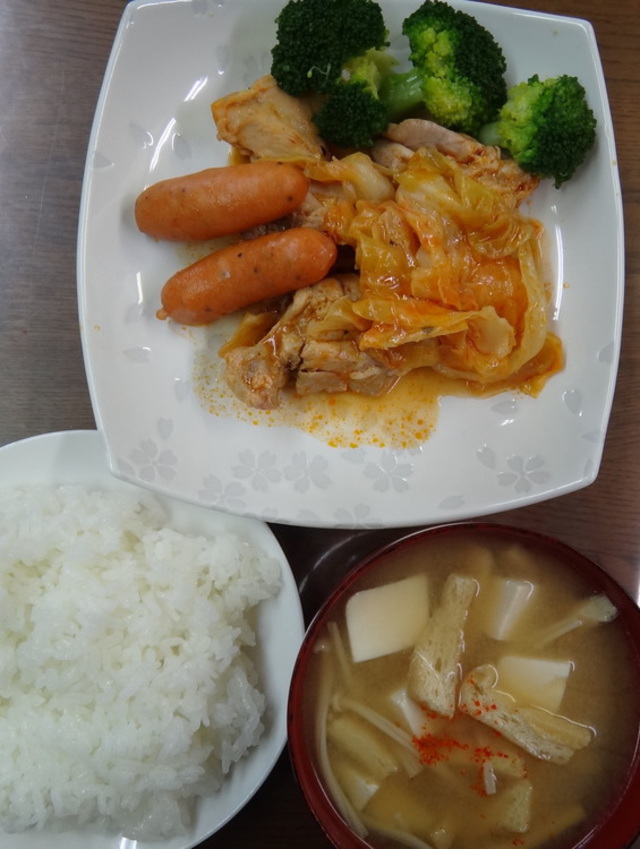 コメショウ　今日のお昼ごはん　ごはん　味噌汁　鶏のトマト煮　ブロッコリー