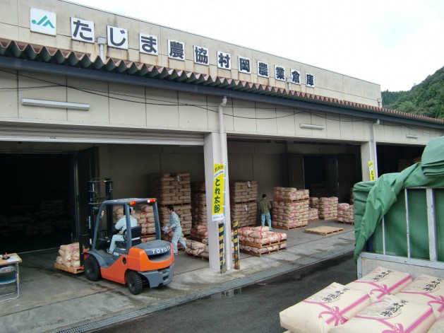 JAたじま村岡倉庫で米積み