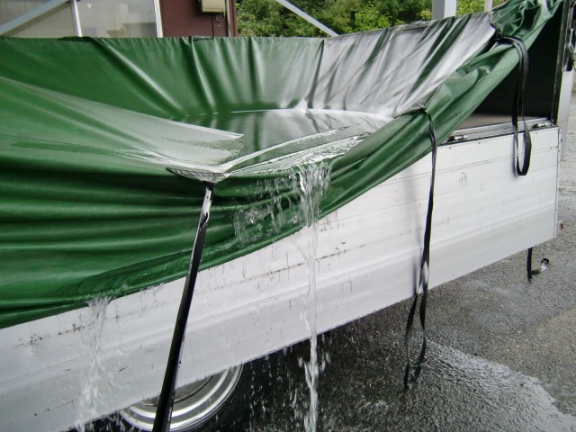 荷台ダム 放水中