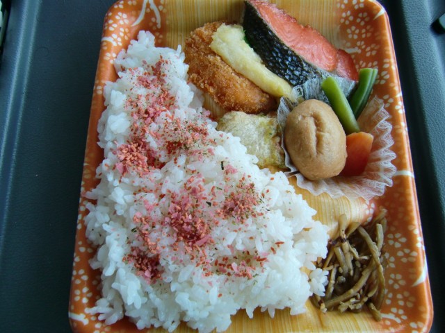ポプラ　紅鮭塩焼き幕の内弁当　３９８円