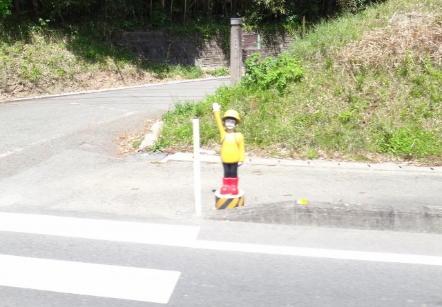 国道４４３号線　熊本県玉名郡南関町　横断歩道　児童人形　コメショウ
