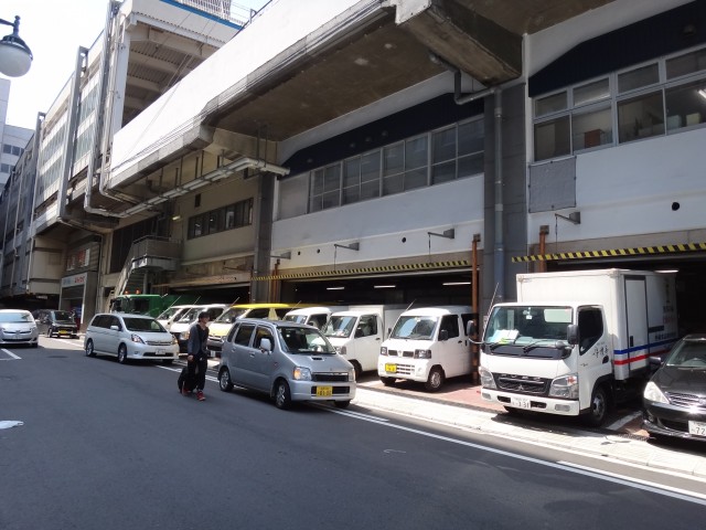 ＪＲ博多駅　業者納品入口　コメショウ