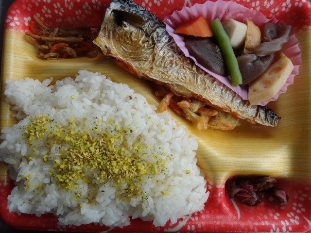 ポプラ　こだわりの塩サバ弁当　コメショウ　今日のお昼ごはん