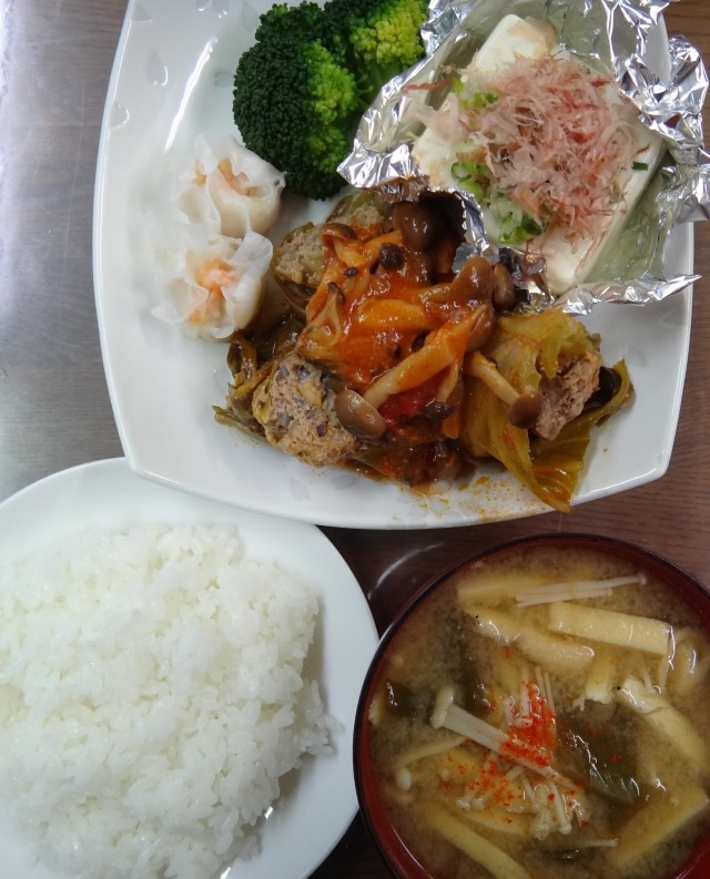 コメショウ　今日のお昼ごはん　ごはん　味噌汁　冷奴　煮込みハンバーグ　しゅうまい　ブロッコリー