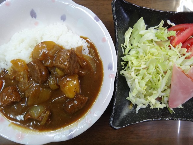 コメショウ　今日のお昼ごはん　カレー　サラダ