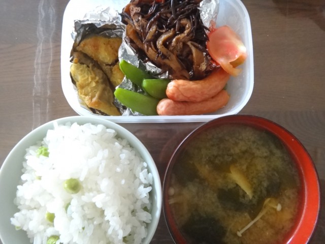 コメショウ　今日のお昼ごはん　豆ごはん　ピースごはん　味噌汁　ウインナー　スナックえんどう　鯖のカレー揚げ　トマト　ひじきの煮物