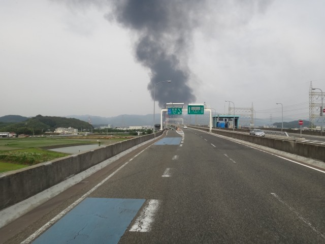 福岡都市高速　粕屋出口　コメショウ　福岡県糟屋郡久山町の倉庫火事