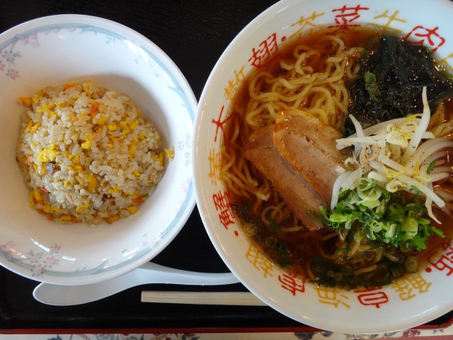 道の駅「神鍋高原」　お食事処　かんなべ　兵庫県豊岡市日高町栗栖野　今日のお昼ごはん　コメショウ　ラーメン　半チャーハン