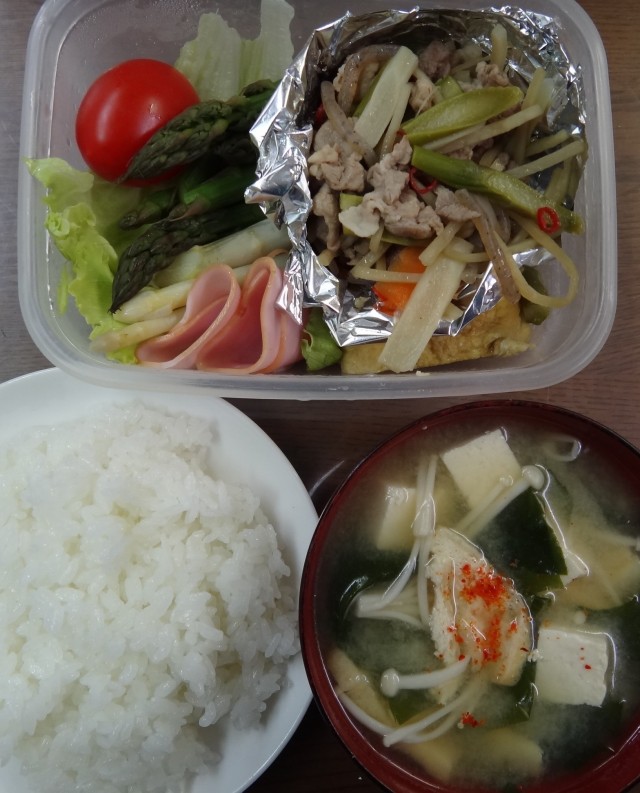 コメショウ 今日のお昼ごはん ごはん 味噌汁 玉子焼き 豚肉とアスパラの炒め物 サラダ コメショウ 今日のお昼ごはん ごはん 味噌汁 玉子焼き 豚肉とアスパラの炒め物 サラダ