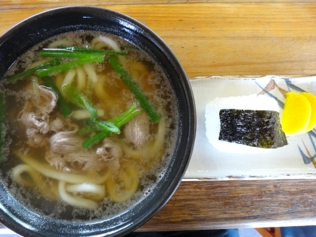 鳥取県鳥取市白兎 白兎ヘルスランド手打ちうどんコーナー おにぎり 肉うどん コメショウ 今日のお昼ごはん 鳥取県鳥取市白兎 白兎ヘルスランド手打ちうどんコーナー おにぎり 肉うどん コメショウ 今日のお昼ごはん