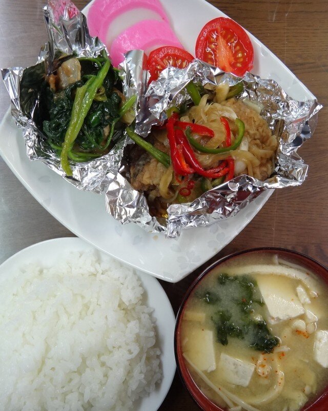 コメショウ 今日のお昼ごはん ごはん 味噌汁 鯵の南蛮漬け 豚肉とほうれん草の豆豉炒め トマト かまぼこ コメショウ 今日のお昼ごはん ごはん 味噌汁 鯵の南蛮漬け 豚肉とほうれん草の豆豉炒め トマト かまぼこ