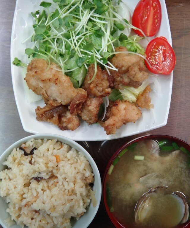 コメショウ 今日のお昼ごはん 釜めし あさりの味噌汁 唐揚げ サラダ コメショウ 今日のお昼ごはん 釜めし あさりの味噌汁 唐揚げ サラダ