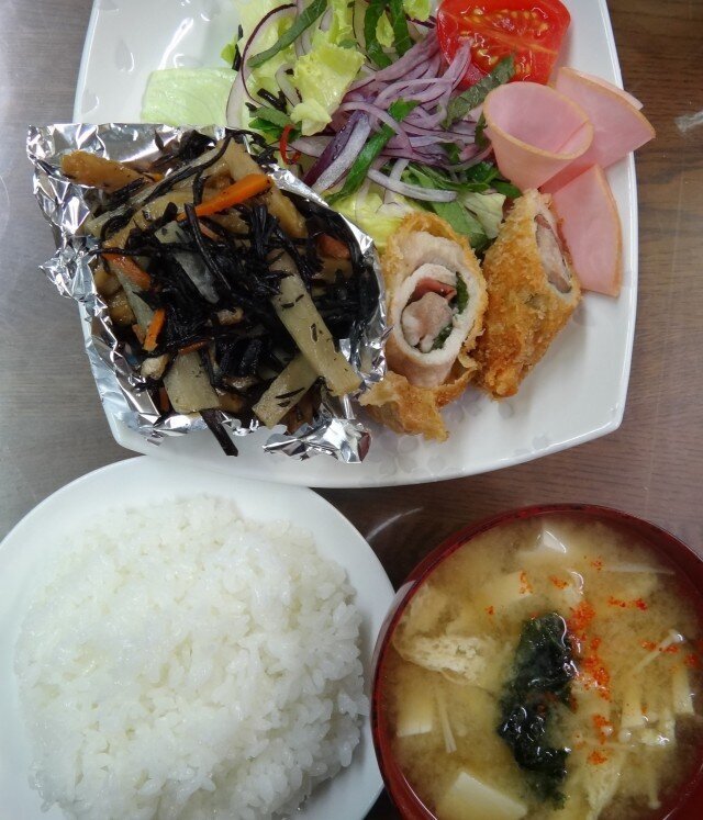 コメショウ　今日のお昼ごはん　ごはん　味噌汁　梅しそ巻きとんかつ　ひじきの煮物　サラダ