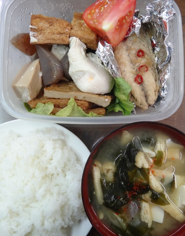 コメショウ　ごはん　味噌汁　鯖の煮付け　煮物　トマト