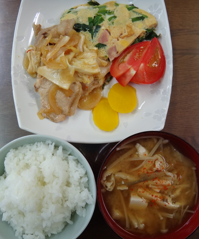 株式会社日食　今日のお昼ごはん　ごはん　味噌汁　豚肉野菜炒め　オムレツ　トマト　たくあん
