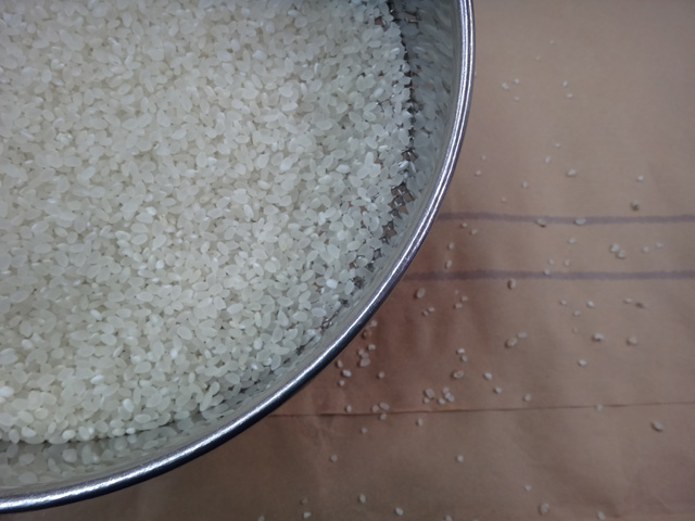 株式会社日食　食味試験　手篩　砕米とり