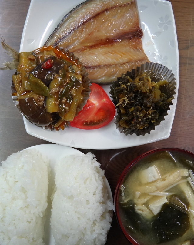 株式会社日食　今日のお昼ごはん　ごはん　味噌汁　鯖の干物　麻婆茄子　高菜炒め　トマト