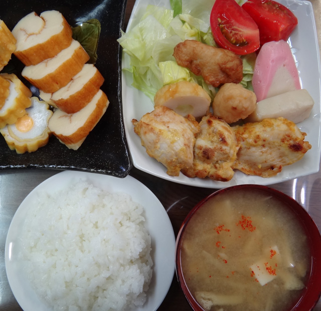 株式会社日食　今日のお昼ごはん　ごはん　味噌汁　塩麹チキンピカタ　かまぼこ　サラダ