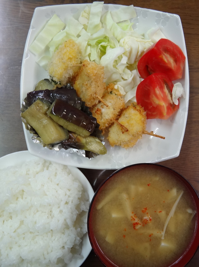 株式会社日食　今日のお昼ごはん　ごはん　味噌汁　ささみのしそ巻き　揚げ茄子の煮びたし　サラダ