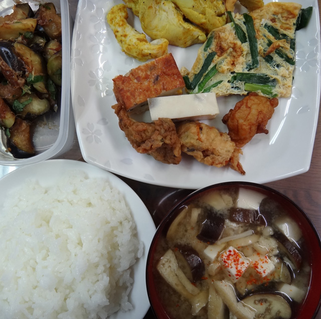 株式会社日食　今日のお昼ごはん　ごはん　味噌汁　かまぼこ　オムレツ　ささみのカレー粉焼き　茄子の青じそ炒め