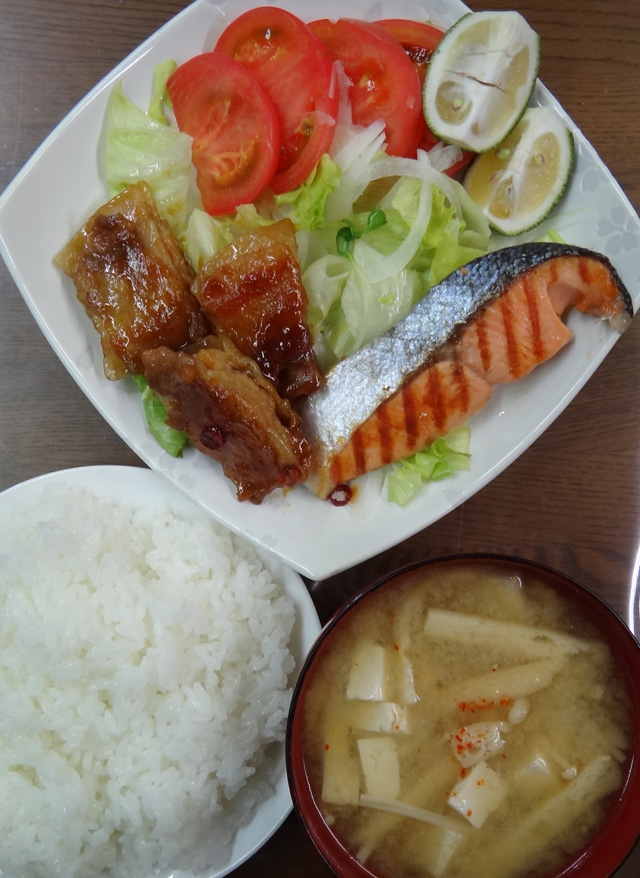 株式会社日食　今日のお昼ごはん　ごはん　味噌汁　塩鮭　豚バラ肉の重ね焼き　サラダ