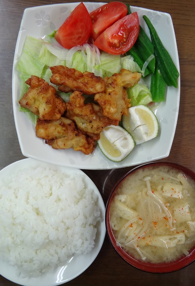 株式会社日食　今日のお昼ごはん　ごはん　味噌汁　塩麹鶏むね肉の唐揚げ　サラダ　かぼす　おくら　トマト