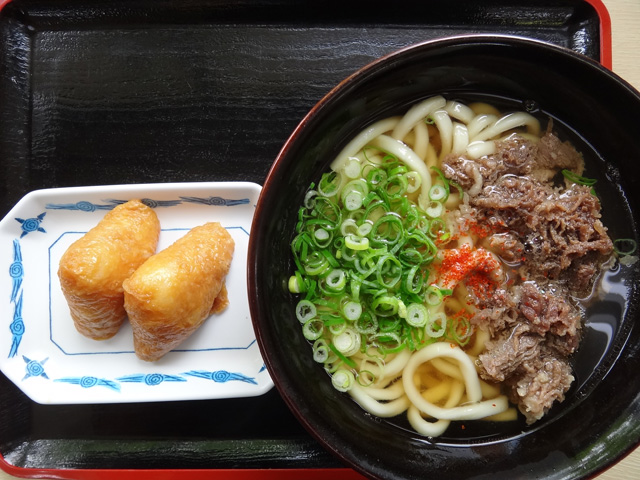 今日のお昼ごはん　株式会社日食　九州自動車道　吉志パーキングエリア(下り線)　福岡県北九州市　肉うどん　いなり