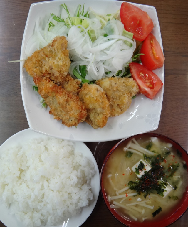 株式会社日食　今日のお昼ごはん　ごはん　味噌汁　ヒレカツ　サラダ　トマト