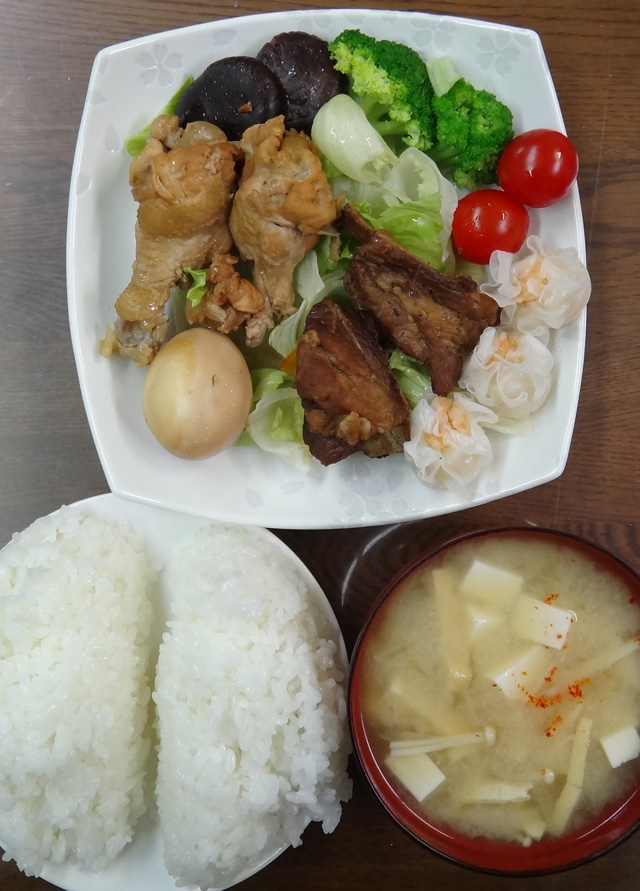 株式会社日食　今日のお昼ごはん　ごはん　味噌汁　鶏のさっぱり煮　スペアリブのマーマレード煮　しゅうまい　サラダ　トマト