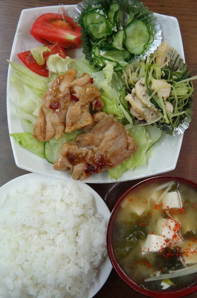 株式会社日食　今日のお昼ごはん　ごはん　味噌汁　鶏の照り焼き　塩麹きゅうり漬け　水菜のおひたし　サラダ