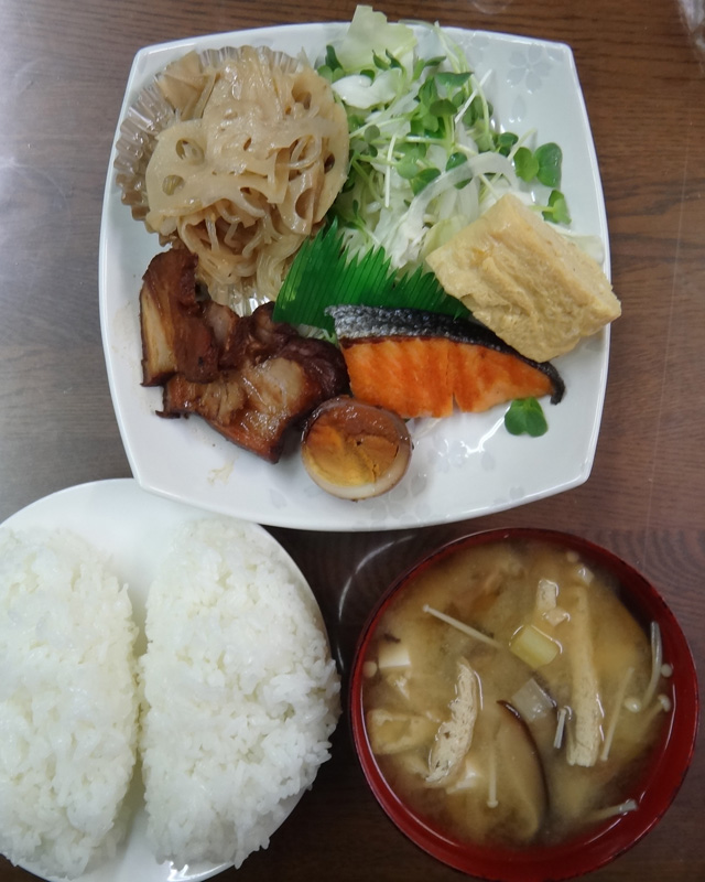 株式会社日食　今日のお昼ごはん　ごはん　味噌汁　煮豚　塩鮭　玉子焼き　レンコンのきんぴら　サラダ