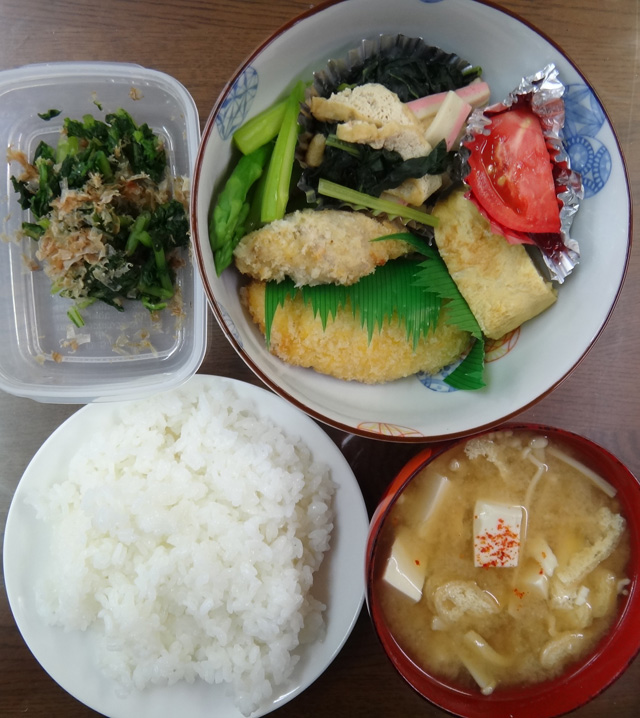 株式会社日食　今日のお昼ごはん　ごはん　味噌汁　ヒレカツ　玉子焼き　小松菜の煮びたし　アスパラガス　トマト　大根葉の漬物