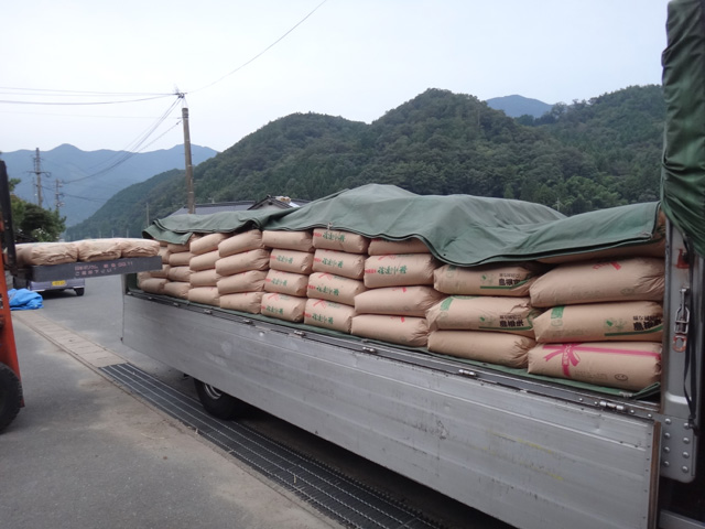 株式会社日食　島根県鹿足郡吉賀町　２４年産　新米　積み込み