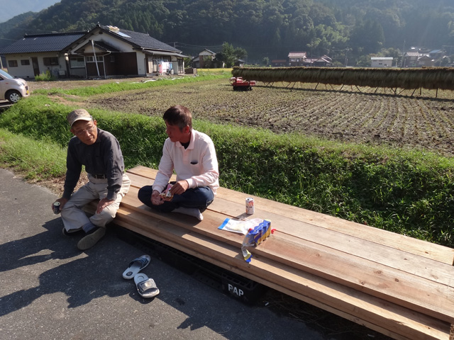 株式会社日食　籾摺りのお手伝い　島根県鹿足郡吉賀町注連川　注連川の糧　土井義則会長　中村登さん