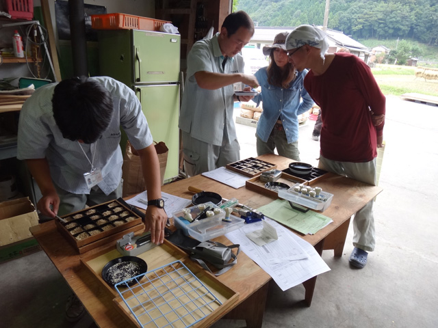 株式会社日食　検査　ＪＡ西いわみ　検査員　島根県鹿足郡吉賀町注連川　注連川の糧　土井義則会長　作業場