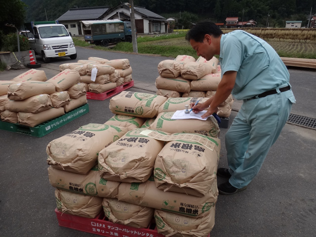 株式会社日食　検査　ＪＡ西いわみ　検査員　島根県鹿足郡吉賀町注連川　注連川の糧　土井義則会長　作業場