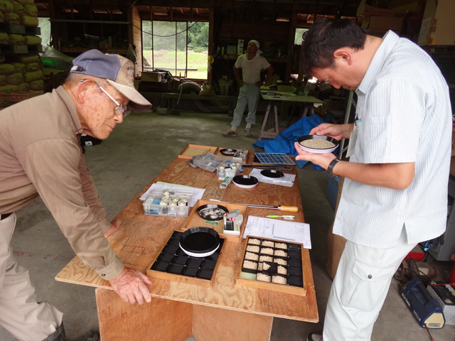 株式会社日食　検査　ＪＡ西いわみ　検査員　島根県鹿足郡吉賀町注連川　注連川の糧　土井義則会長　作業場