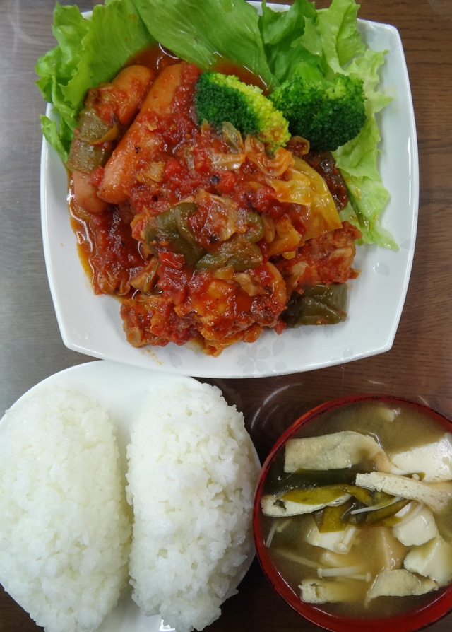 株式会社日食　今日のお昼ごはん　ごはん　味噌汁　鶏肉のトマト煮　