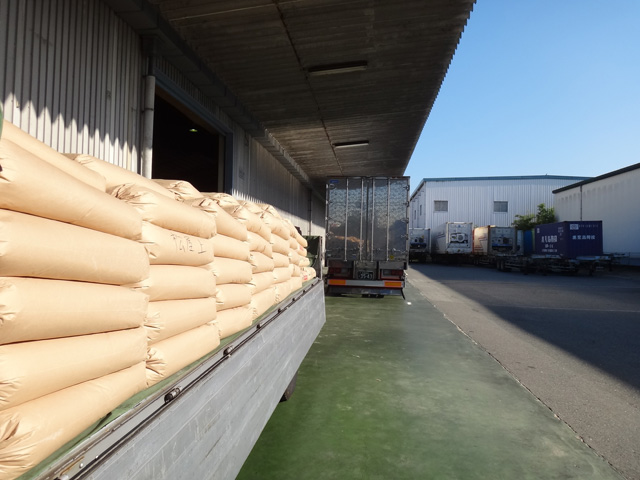 株式会社日食　毎日急行　福岡支店　福岡県福岡市東区箱崎埠頭　米降ろし