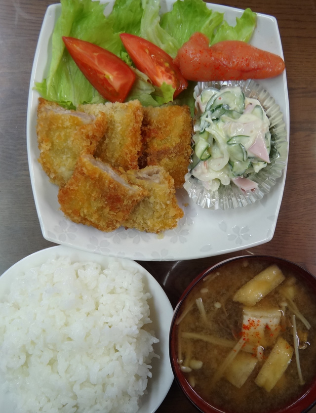 株式会社日食　今日のお昼ごはん　ごはん　味噌汁　豚バラ肉のミルフィーユカツ　サラダ　トマト