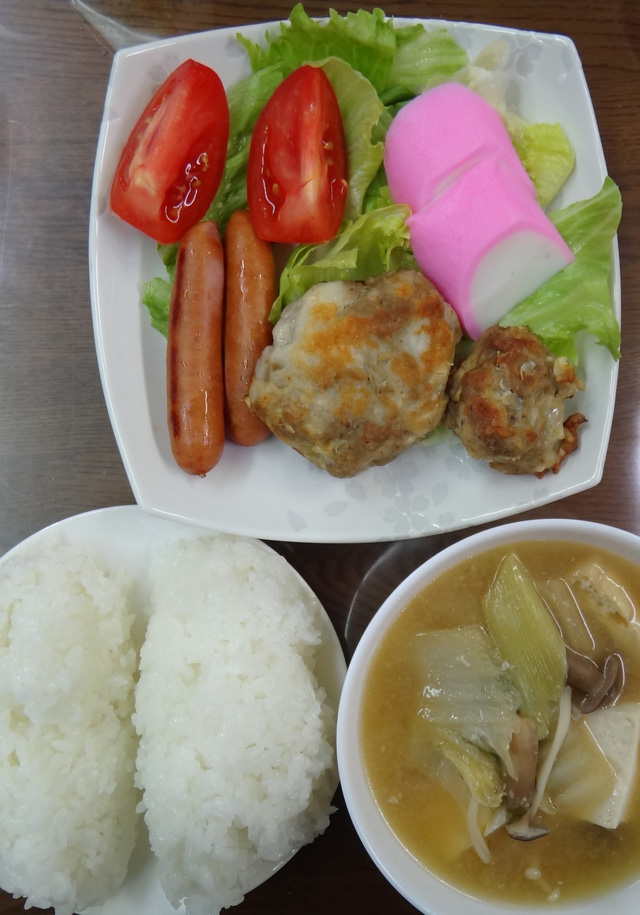 株式会社日食　今日のお昼ごはん　ごはん　豚汁　つみれハンバーグ　ウインナー　かまぼこ　トマト