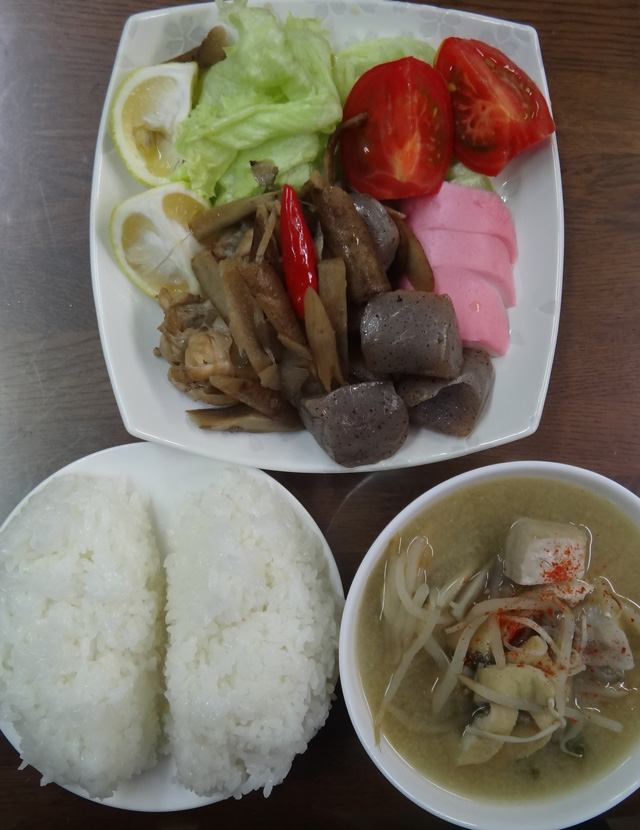 株式会社日食　今日のお昼ごはん　ごはん　味噌汁　鶏とごぼうの煮物　かまぼこ　トマト