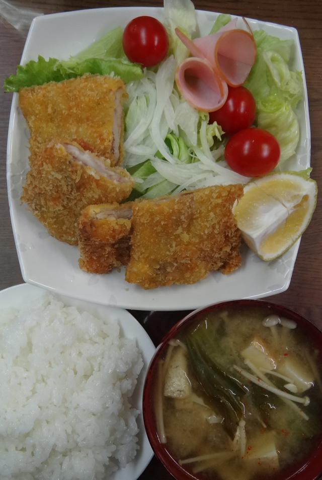 株式会社日食　今日のお昼ごはん　ごはん　味噌汁　豚のミルフィーユカツ　サラダ