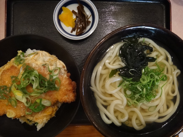 カツ丼　ジャンボうどん　株式会社日食　今日のお昼ごはん　国道３８６号線沿い　大分県日田市大字友田大川平　金比羅うどん夜明 本店　