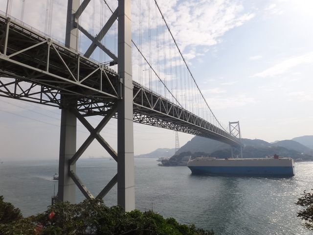 株式会社日食　関門橋 壇之浦パーキングエリア(下り線)　山口県下関市　関門海峡　関門橋　自動車運搬船