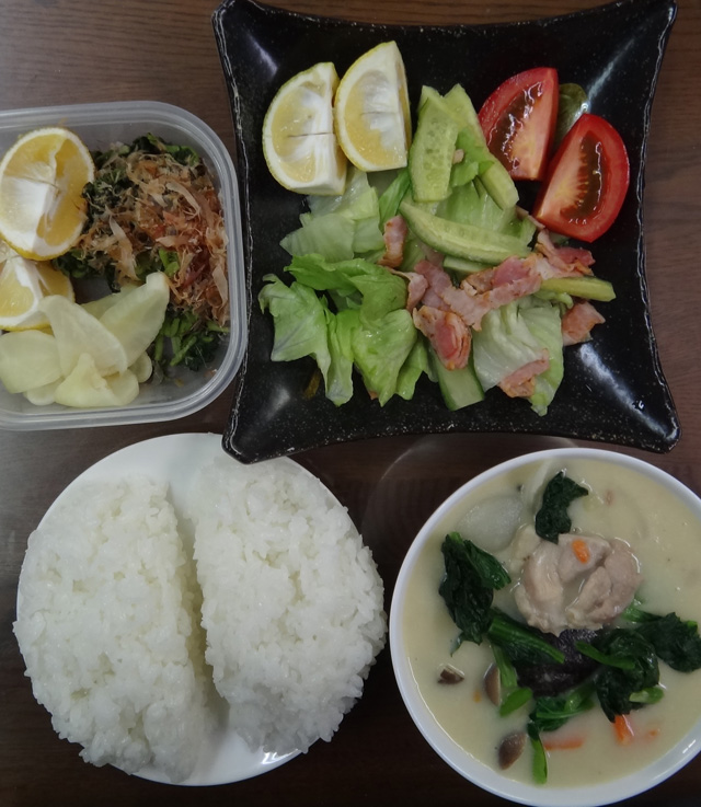 株式会社日食　今日のお昼ごはん　ごはん　きのこたっぷりシチュー　サラダ　たくあん　大根葉の漬物