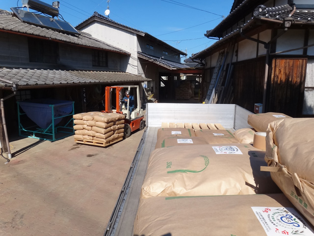 株式会社日食　中津沖代営農組合　古梶組合長　大分県中津市永添　２４年産　新米ヒノヒカリ　産地特選米　積み込み