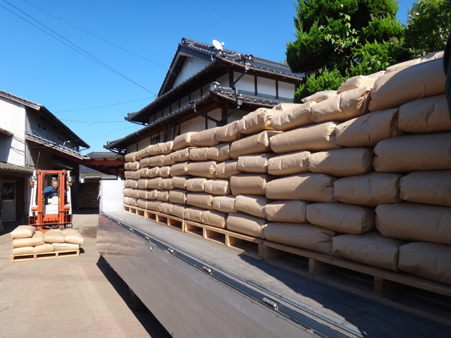 株式会社日食　中津沖代営農組合　古梶組合長　大分県中津市永添　２４年産　新米ヒノヒカリ　産地特選米　積み込み