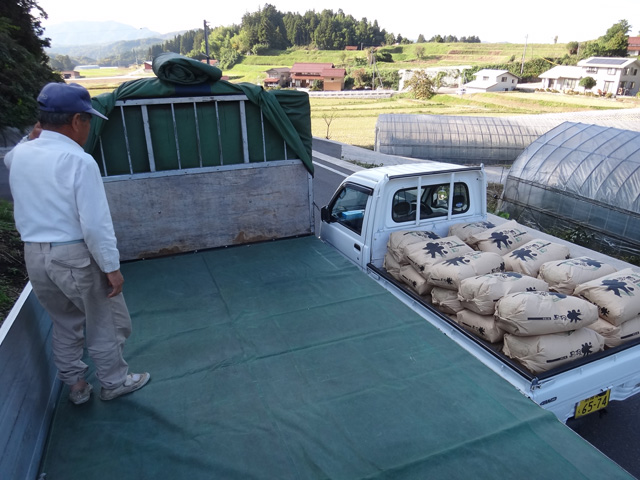 株式会社日食　農薬不使用のお米　２４年産　新米コシヒカリ　アイガモ農法　島根県飯石郡飯南町小田　三上忠　担ぎ上げ